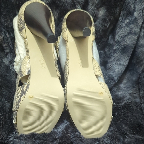 BCBG Paris Beige Snakeskin Heels - Picture 5 of 7